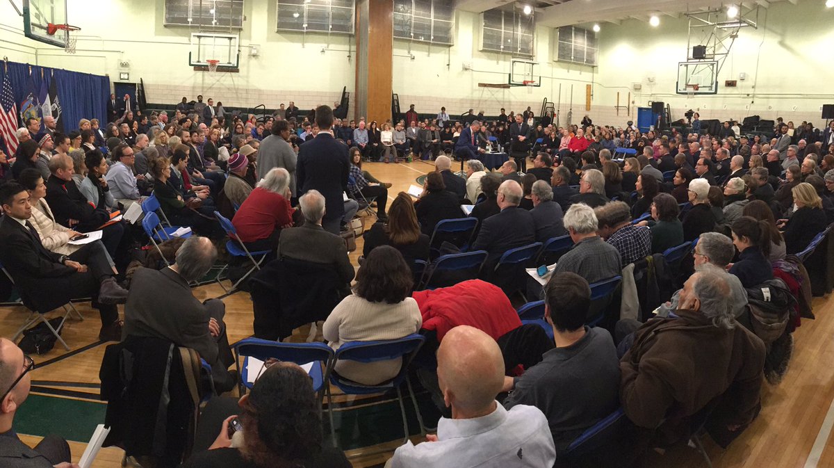 mayorsCAU's tweet image. That's a wrap. Fantastic Town Hall; this is what democracy looks like, ~450 residents! Thank you @NYCMayor @CoreyinNYC!