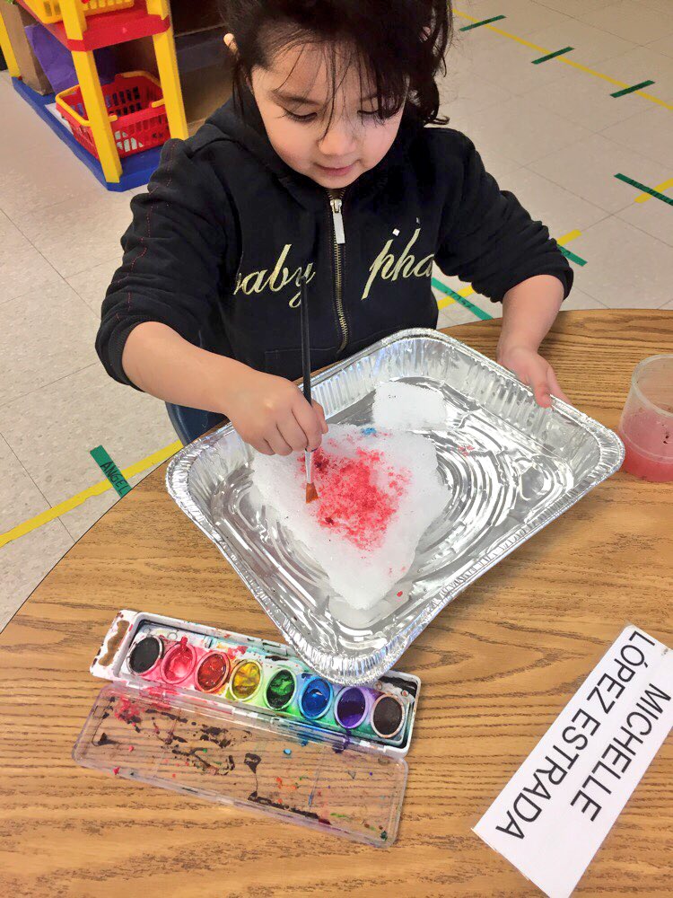Perfect day to watercolor snow paint!🎨 ❄️🌬<a href="/APS_EarlyChild/">APS Office of Early Childhood</a> @KeySchoolAPS