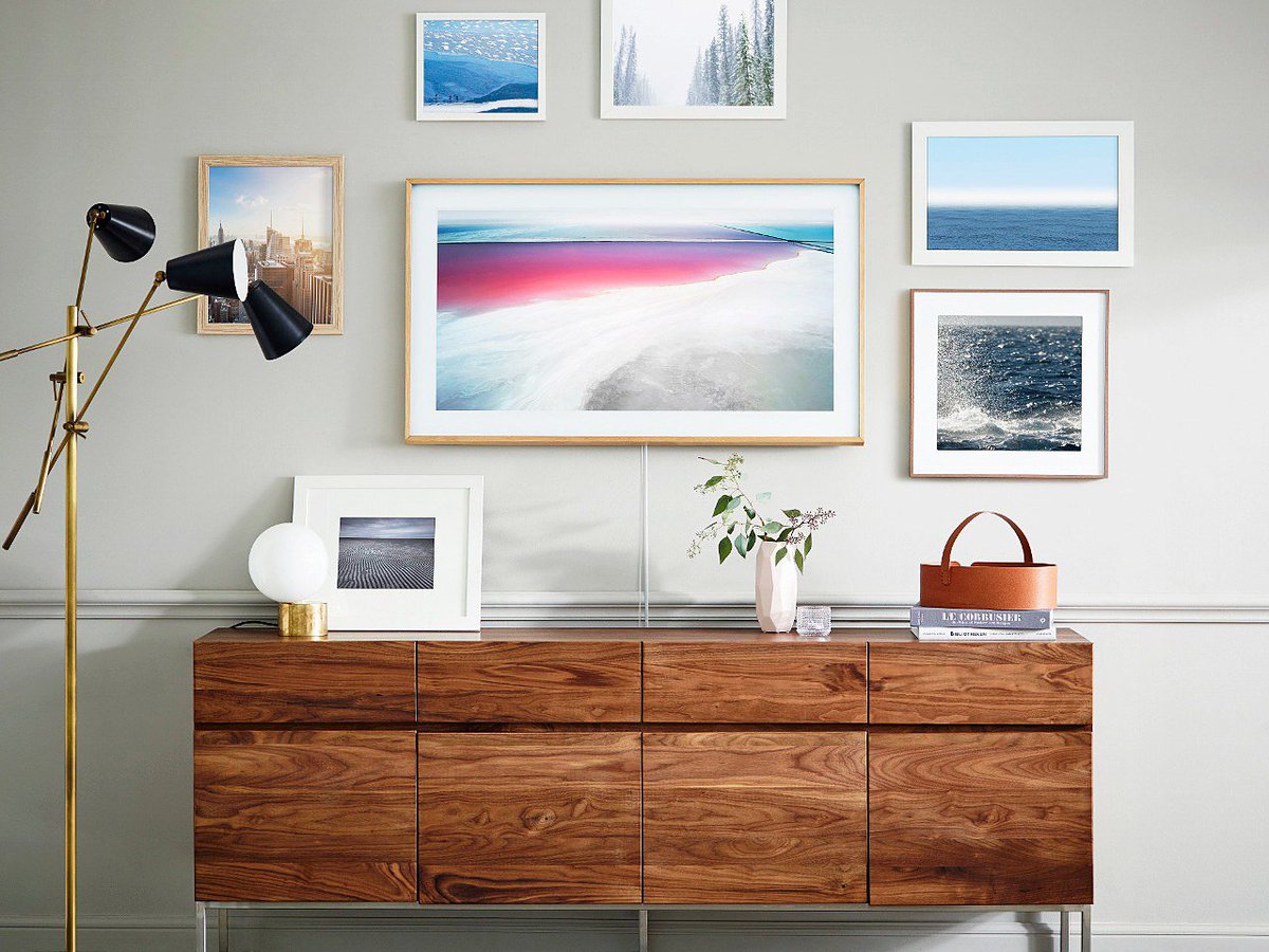 Samsung’s new classy gadget is half TV, half work of art and we love it. ow.ly/7Im1309XarK