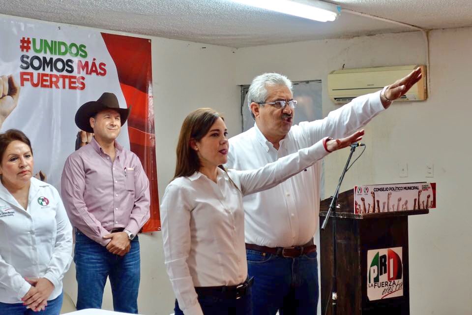mrikelme's tweet photo. Felicidades a las y los candidatos de #Acuña y #PiedrasNegras que hoy tomaron protesta como diputados y alcaldes #EstamosListos #Coahuila https://t.co/XNNRNuxn5f