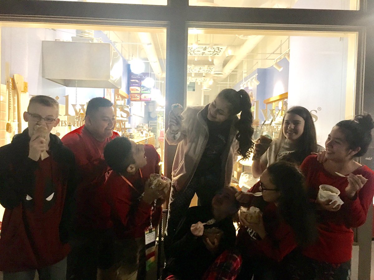 EAST_LJHS's tweet photo. Just a little ice cream in freezing temps to finish off the night! #EASTcon17 https://t.co/vL8JRWy4fJ