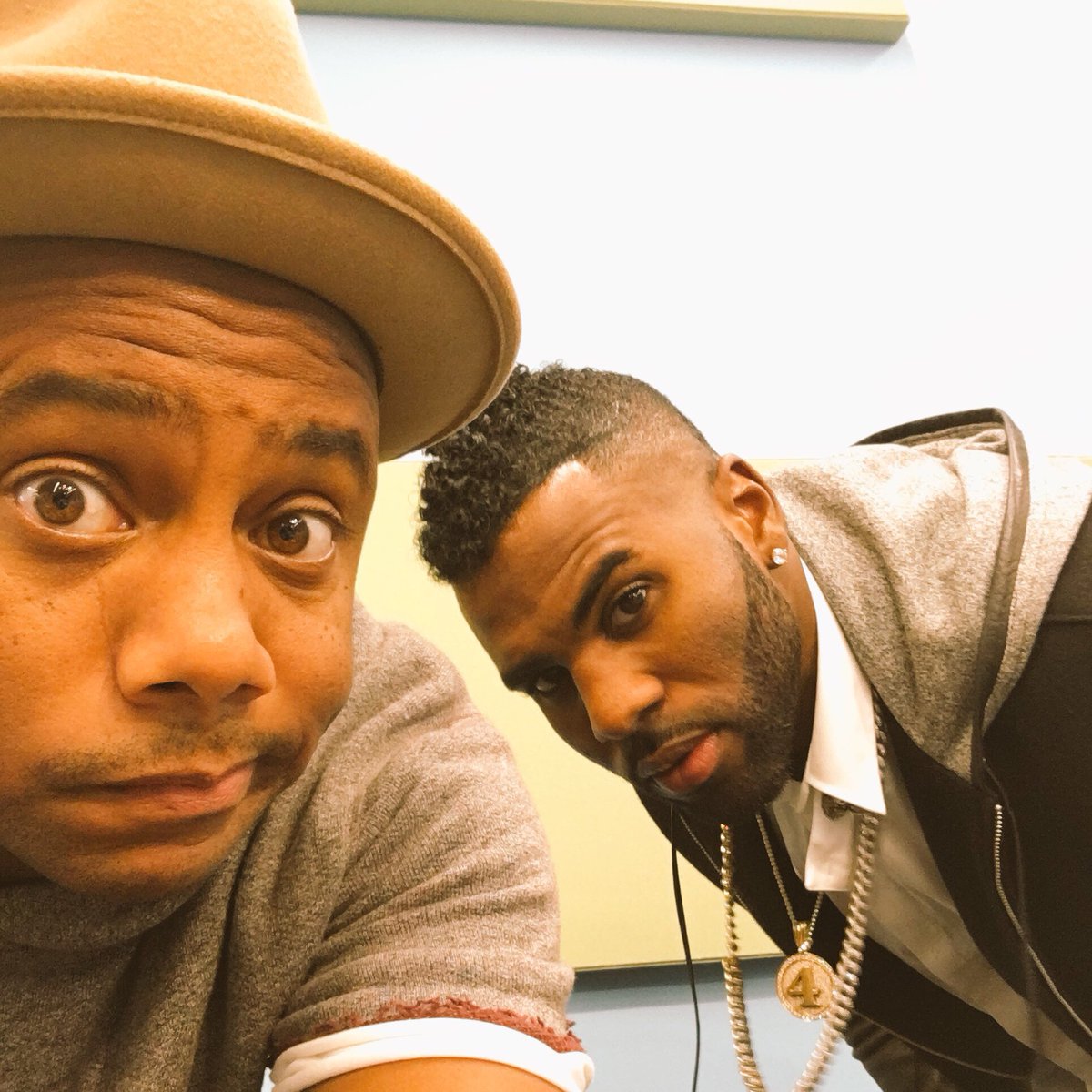 MaxwellsHouse's tweet photo. In a few hours...@jasonderulo drops this DOPE #Swalla video! #LetsGo 🛩 to LA! https://t.co/JkDmfMavmy