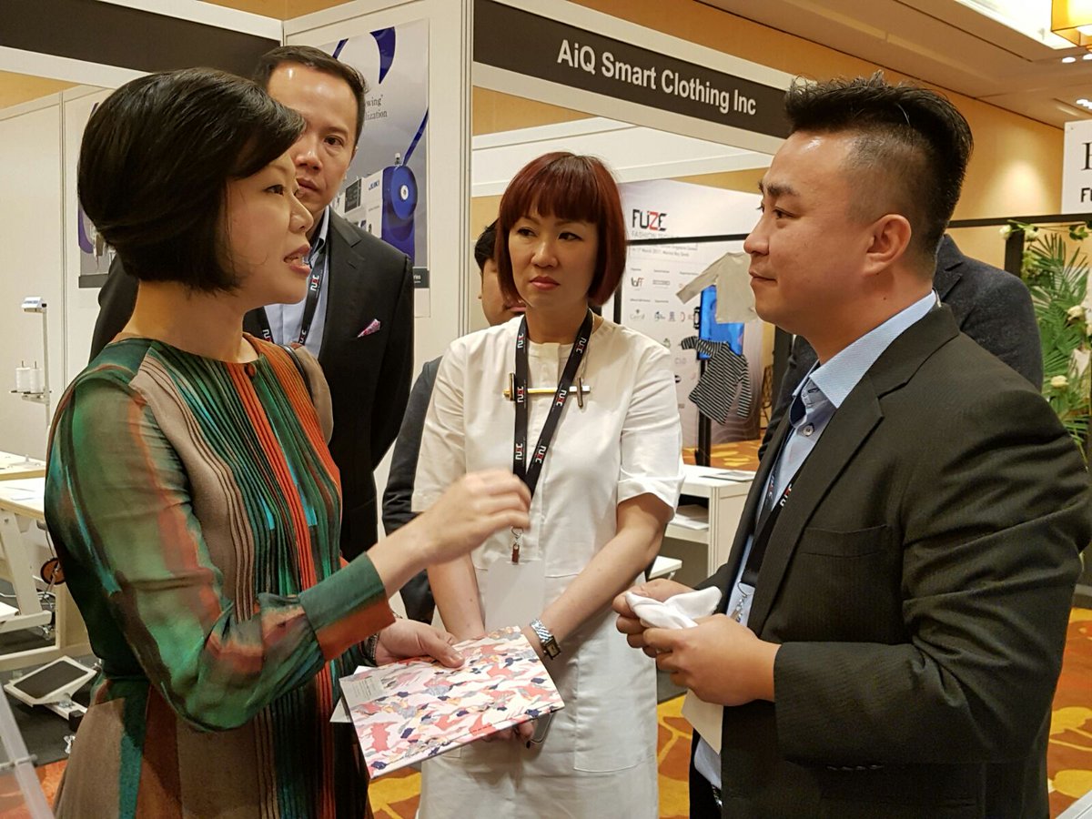 EpsonProSEA's tweet photo. Senior Minister of State for Trade &amp; Industry and Culture, Community &amp; Youth Ms Sim Ann visits our booth at #FashionIsTech https://t.co/JNW6AZkpVn