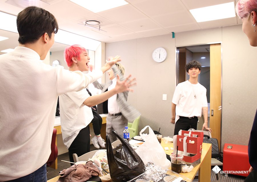 RICEjuseyo's tweet photo. [NAVER STARCAST] #BAP6THSINGLE Comeback @BAP_Bangyongguk @BAP_Himchan @BAP_Youngjae @BAP_Jongup @ZELO96 (backstage) https://t.co/neC1i2csRG