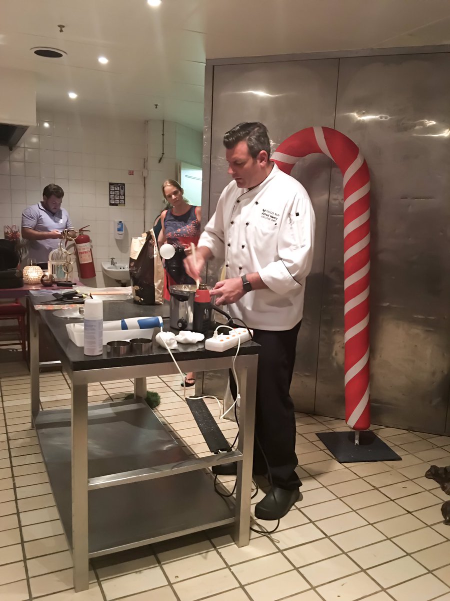 GlamFoodieZA's tweet photo. @tsogosun Exec Chef Alfred Henry demonstrating how to tamper chocolate ๐ซ๐จ๐ผโ๐ณ #SSEaster #TsogoEaster #GlamFoodie #SSCapeSun https://t.co/9I5dHSuLR6
