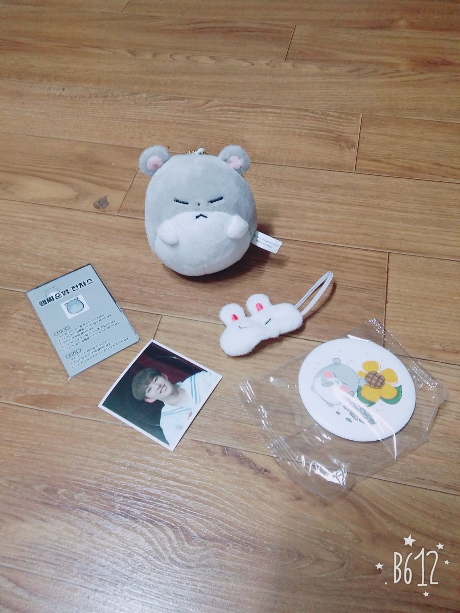 dayoung330's tweet photo. @hamzzi615 진짜 너무 귀여워요ㅠㅠㅠㅠ 사실 참이 인형보고 눈이 10시 10분 보단 9시 15분 눈에 가까워서..ㅋㅋㅋㅋ 실망했는데 눈 부분을 계속 만쟈주니까 딱 수녕이.눈이 되더라구용ㅎㅎ 전차스도 넘 귀엽고 특히 손거울 넘나 맘에 듭니다ㅠㅠ❤ https://t.co/JG0QRf0xnZ