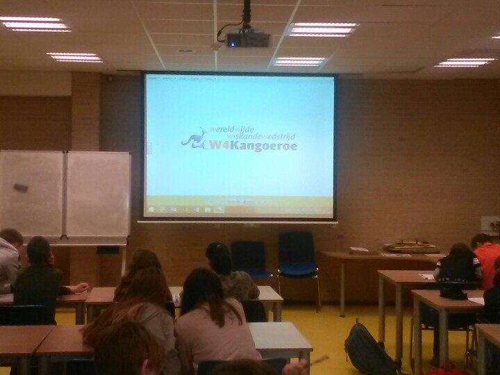 Leerlingen buigen zich over de opgaven van de Kangoerewedstrijd... <a href="/SMCMeerssen/">StellaMarisCollege</a> #w4kangoeroe