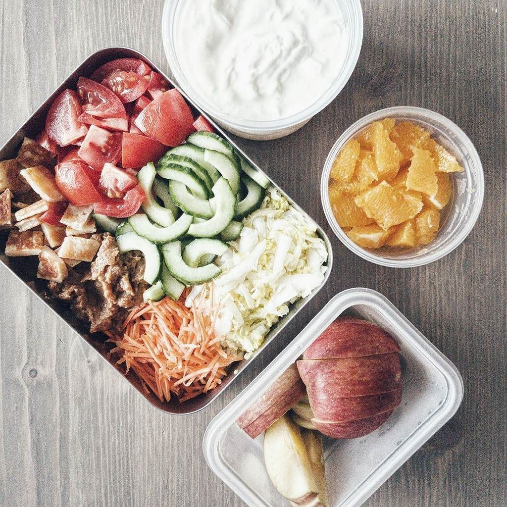 answerisfood's tweet image. Lunchbox van vandaag: gado gado salade, kwark met fruit en een appeltje voor de dorst :) #… ift.tt/2nHJ7ui