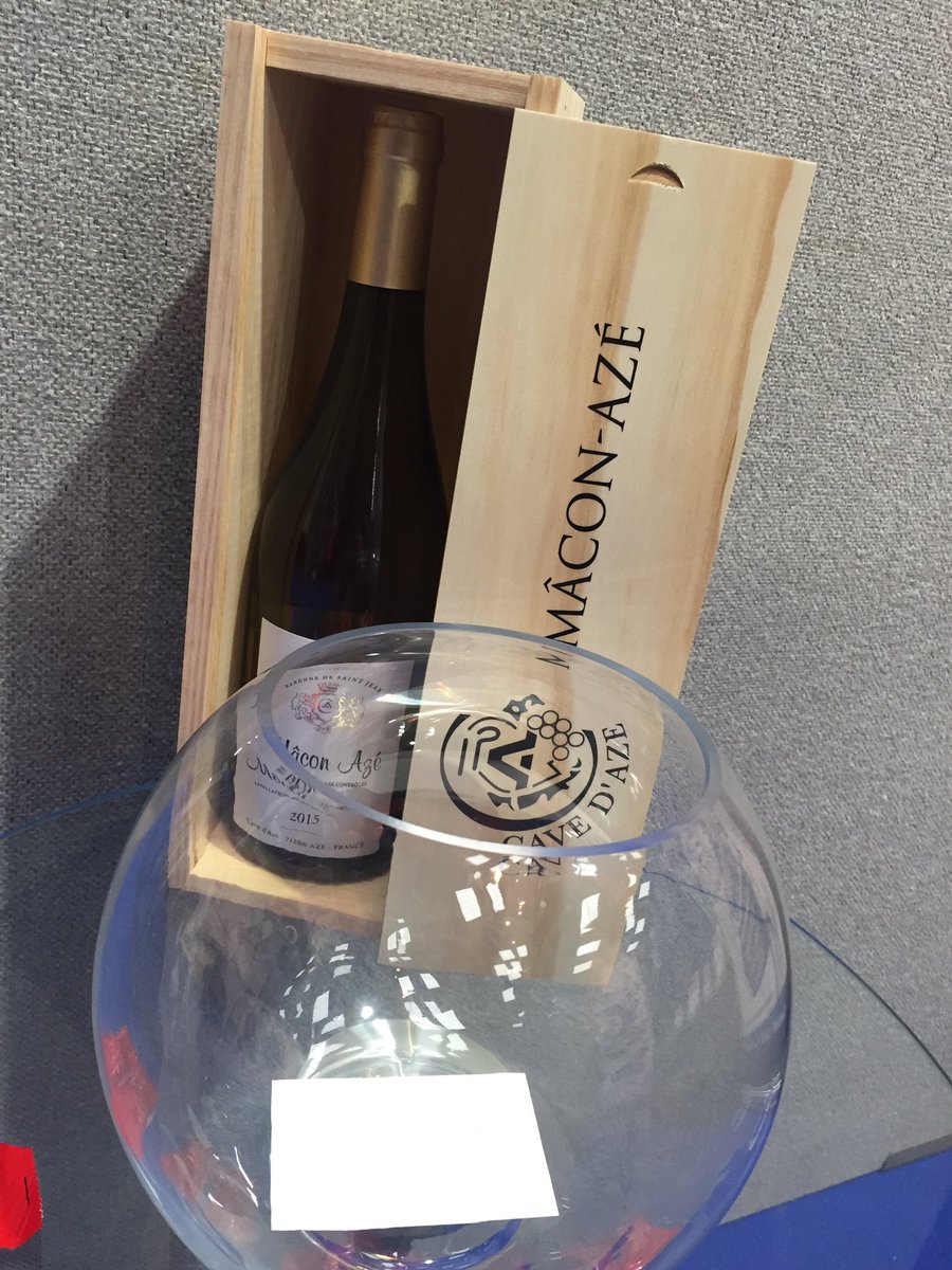 ETS_Cornwall's tweet photo. Don't forget to drop your business card in the bowl for your chance to win a bottle of wine! @CornwallBizShow #Win https://t.co/oYOPBOMUnb