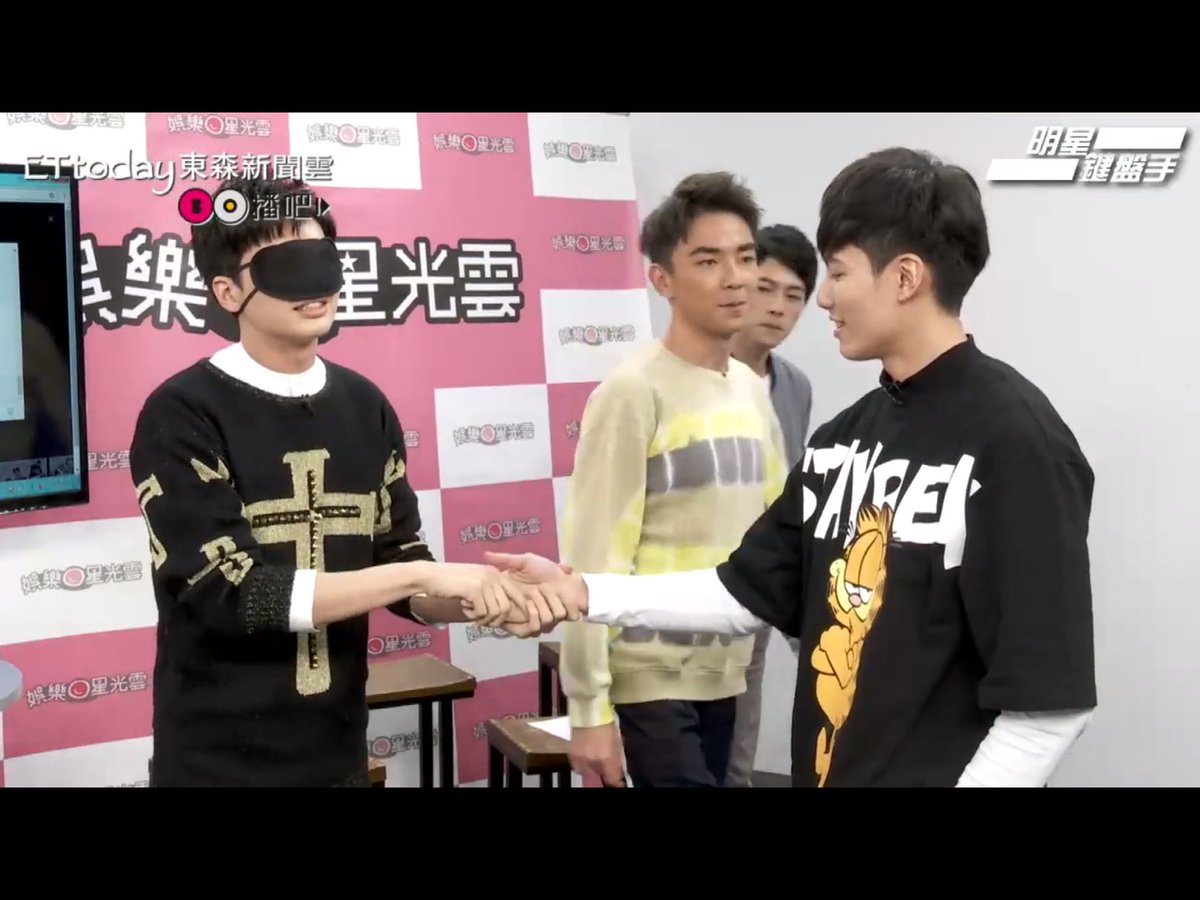bernardteddyth's tweet photo. 170316 #SenYou - Choco TV Live
- มาเล่นเกมส์ค่ะ "ทายมือไหนเป็นของพี่เบอร์นาร์ด"
👉🏻 น้องทายผิดนะคะ 😂🙈 https://t.co/obDyeGZ9Zf