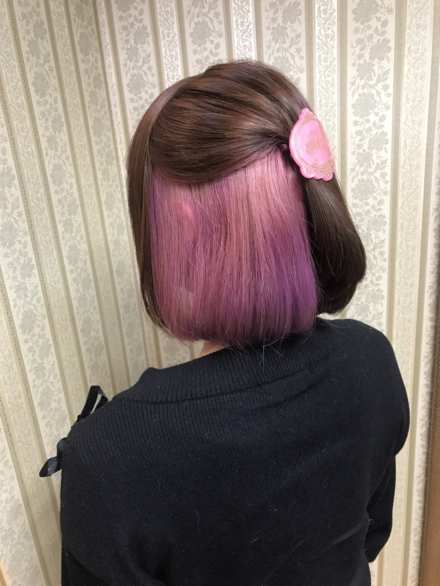 シャンテグラム ヘアスタイル紹介 ピンクブラウンとピンクパープルのインナーカラー インナーカラー の範囲を広めにとりました さりげなく耳にかけたり ハーフアップにまとめれば インナーカラーが見えヘアスタイルがより一層華やかに T