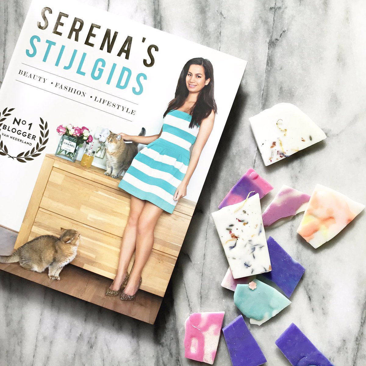 Wie komt er dit weekend naar I LOVE BEAUTY? mama verkoopt haar soy scents en ik m'n allerlaatste boeken voor de speciale prijs van €15!!