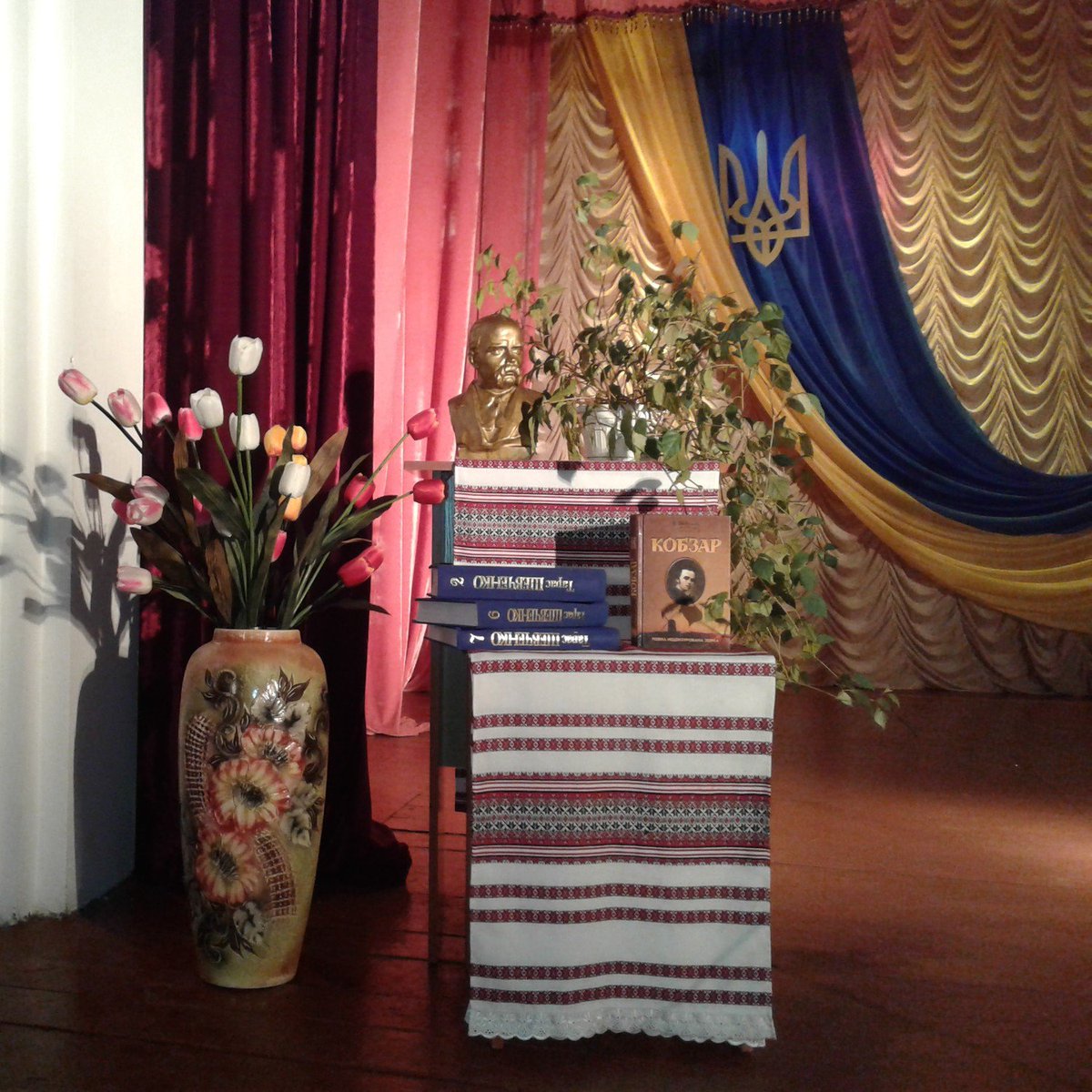 LibraryDem's tweet image. Книжково-ілюстративна виставка до 203-ї річниці від дня народження
 Тараса Шевченка