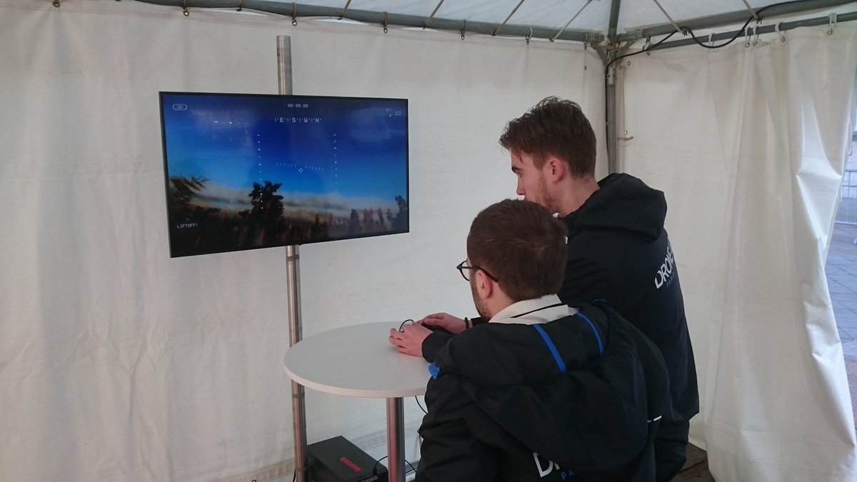 Un espace de simulation virtuelle des drônes vous est même dédié afin de vous entraîner avant de passer sur les vraies machines ! #Droneair