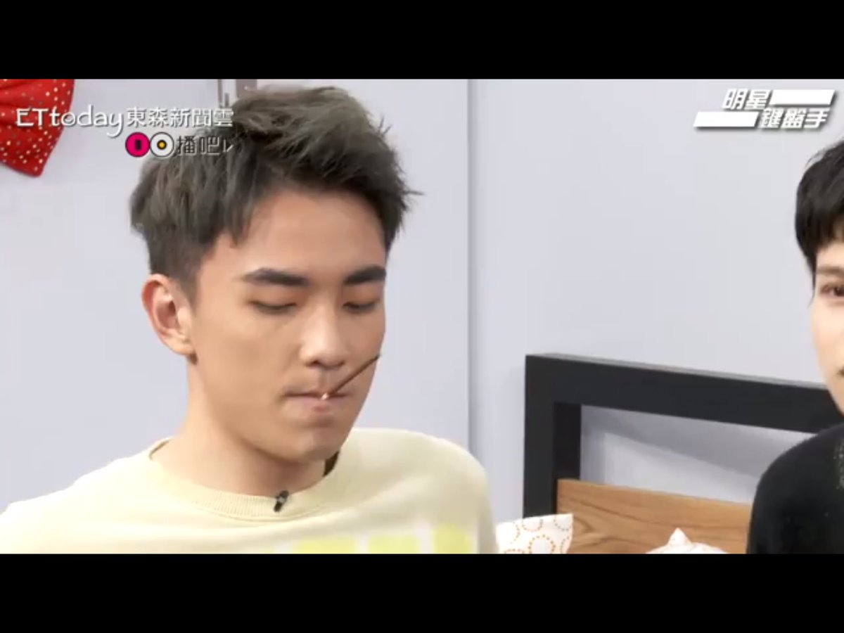 bernardteddyth's tweet photo. 170316 #SenYou - Choco TV Live
- เกมส์ป๊อกกี้ต้องเล่นกันบนเตียงนะคะ แอดว๊านซ์กันไปอีก 😂🙈 https://t.co/EVfHTH9eC2