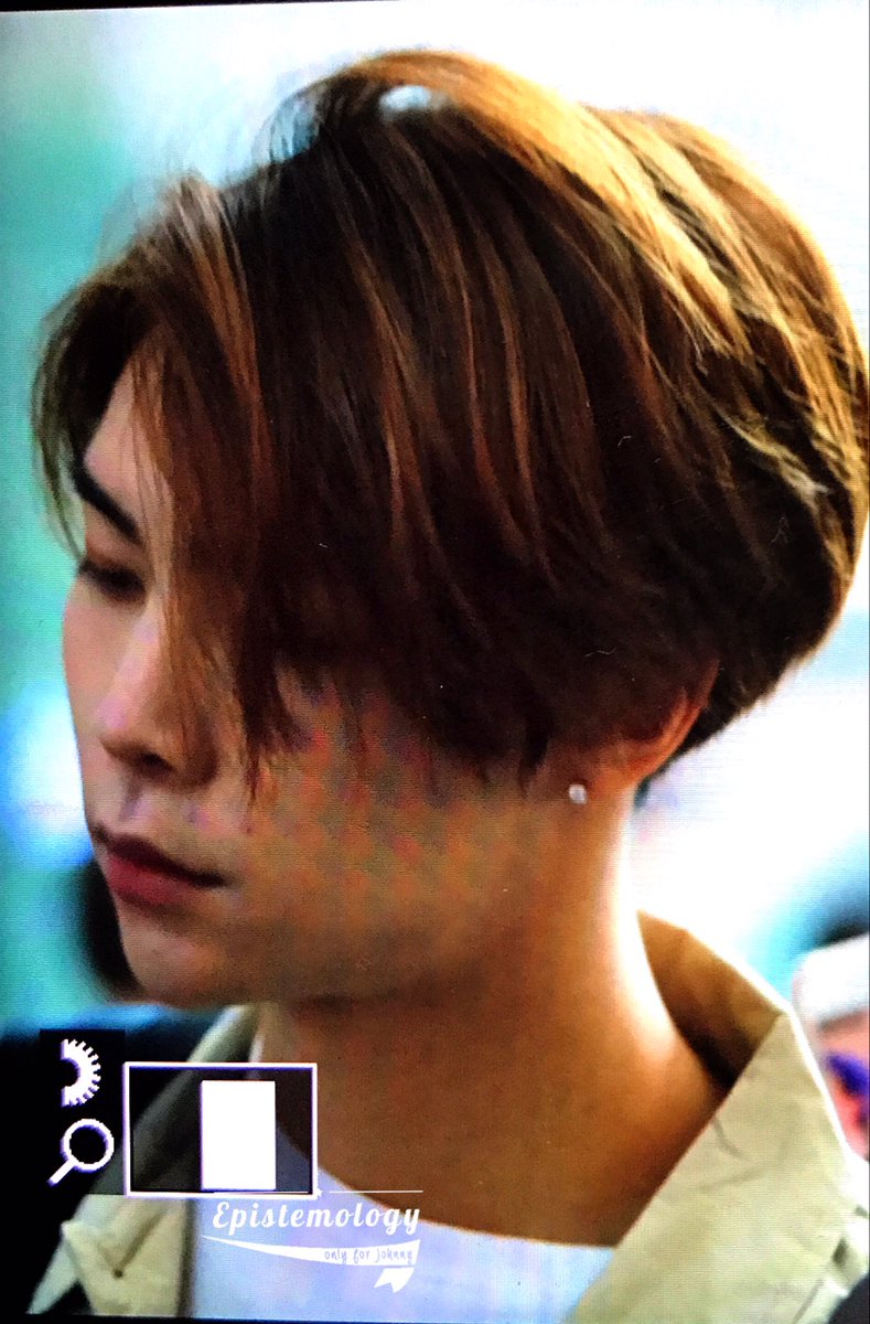 epistemology209's tweet photo. #쟈니 #NCT127 #JOHNNY 170316 ICN 🛫 😳😐😬 https://t.co/hWge8mBGDs