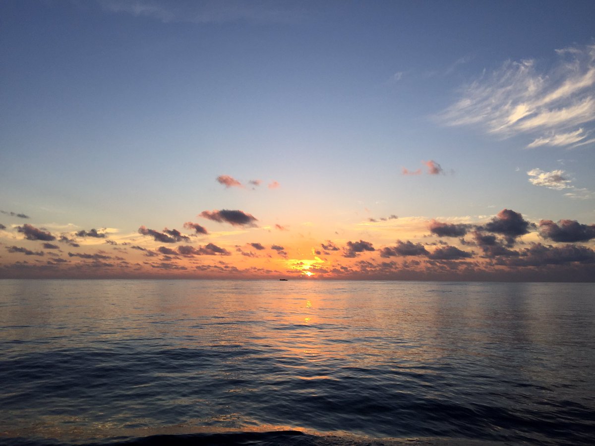 Kashikoli_MV's tweet image. #today&apos;s #sunrise on the #EquatorLine #maldives #emperorDiversMaldives