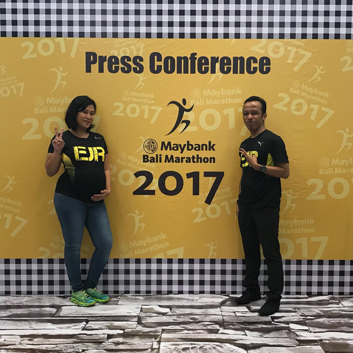 Hello, runners! Duo min <a href="/chd_irawan21/">Chandra Irawan</a> &amp; <a href="/fraulein_ira/">Mama Hoka</a> melaporkan pengumuman @BaliMarathon 2017 langsung dari Sentral Senayan! #MBM2017