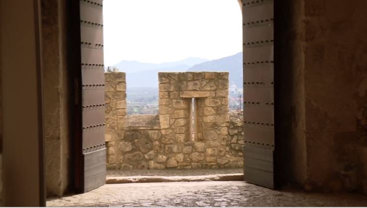 TgrRaiMolise's tweet photo. Il fascino e la storia di #CastelloPandone che domina Venafro tra poco a #BuongiornoRegione #bellezzeitaliane @emilianocondo @TgrRai https://t.co/iDYZlUhdTX