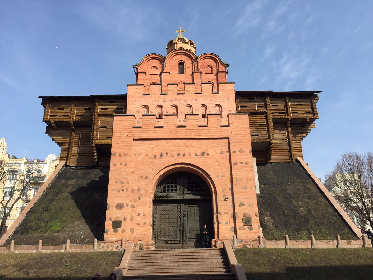 ট ইট র ヤゴダ これは 黄金の門 いわゆるムソルグスキーの組曲 展覧会の絵 に出てくる キエフの大門 です モンゴルの 来襲時に破壊されたっきりだったのを最近復元 内部にはその遺跡も少し残ってます