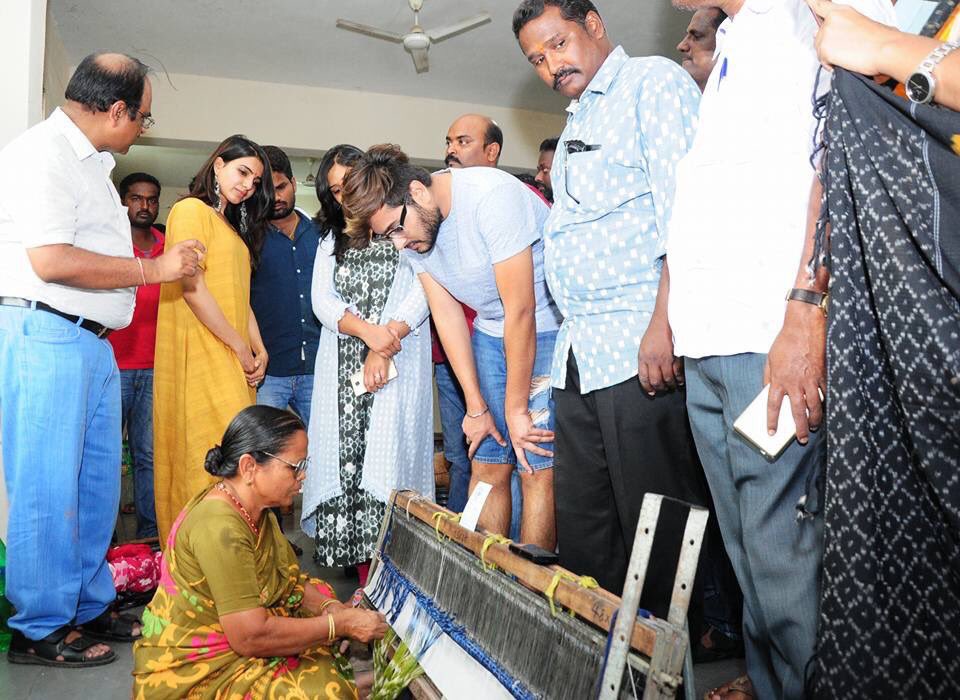 Sam_Fanatics's tweet photo. @Samanthaprabhu2 with weavers at Nalgonda !
#SecondStop https://t.co/mWCWaI75vq
