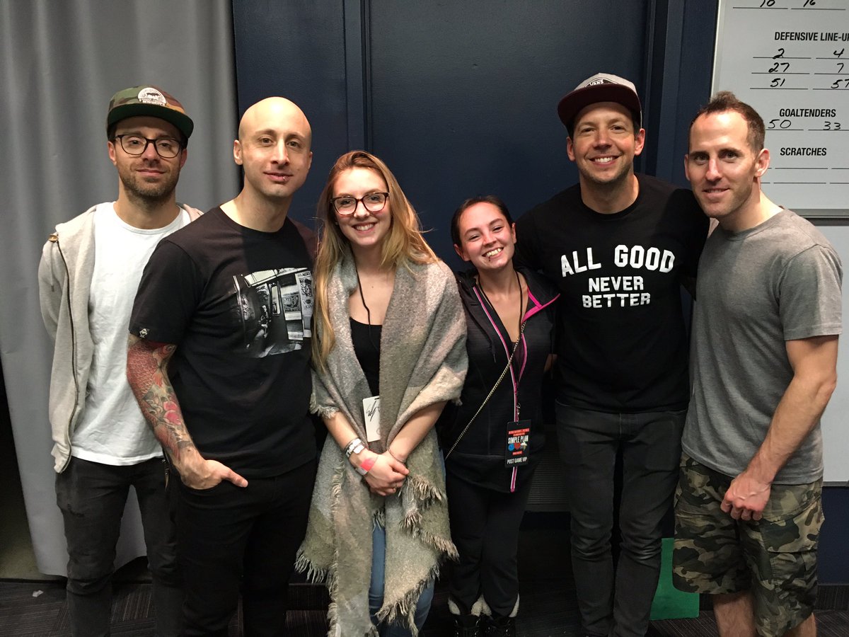 beelovesSP's tweet photo. my whole entire world in one picture ❤️❤️❤️❤️ @simpleplan #simpleplanmtl #vippizzaparty @pierrebouvier @chuckcomeau @SebLefebvre @jeffstinco https://t.co/Lk8DD5QtMu
