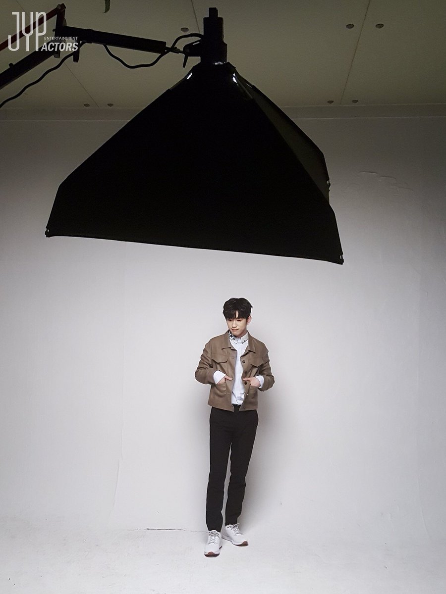 [박진영] 영화지 인터뷰 하던 날! 강아지까지 홀리는 매력! #GOT7 #갓세븐 #Jinyoung #진영 #눈발 전신미남😭💕 ▶️ http://naver.me/5DUvjdUeTranslate post