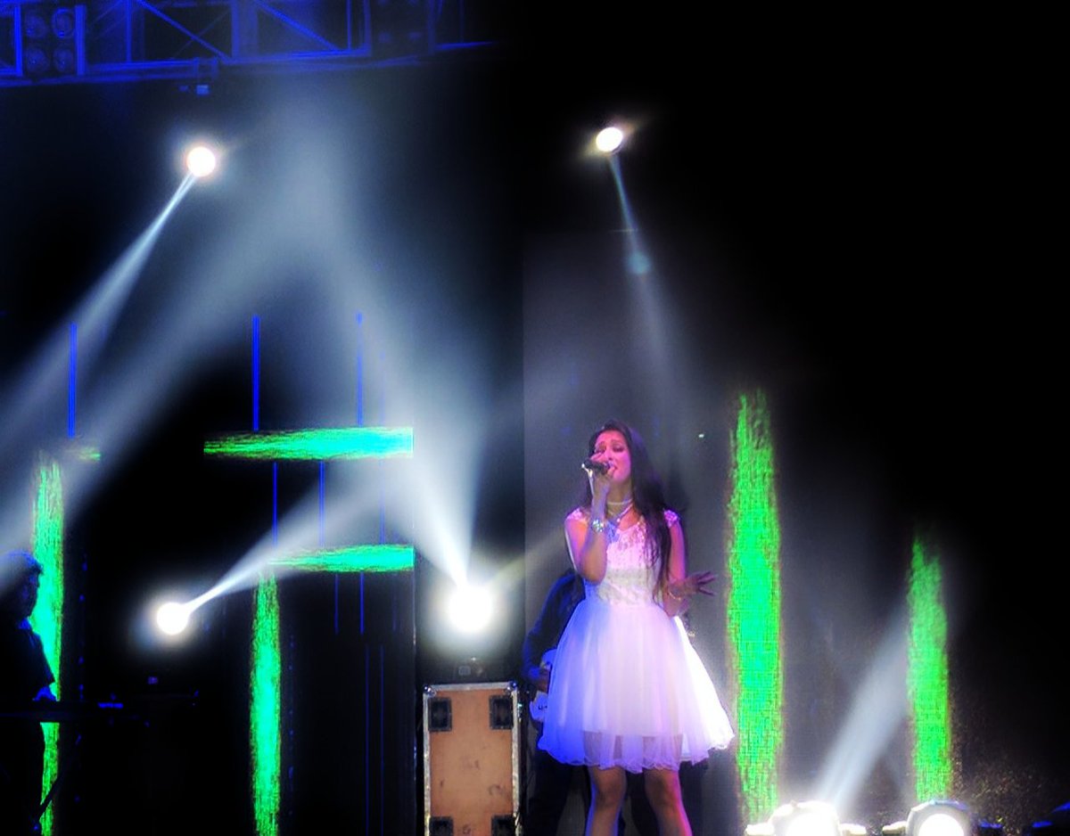 tarabkhantweet's tweet photo. #Eventfullife #Musicallife #love #music #lights #crowd #appreciations #white #peace
#lovemylife  #lovemybeautifullife #thanktoAllah https://t.co/6PTtOSqDMi