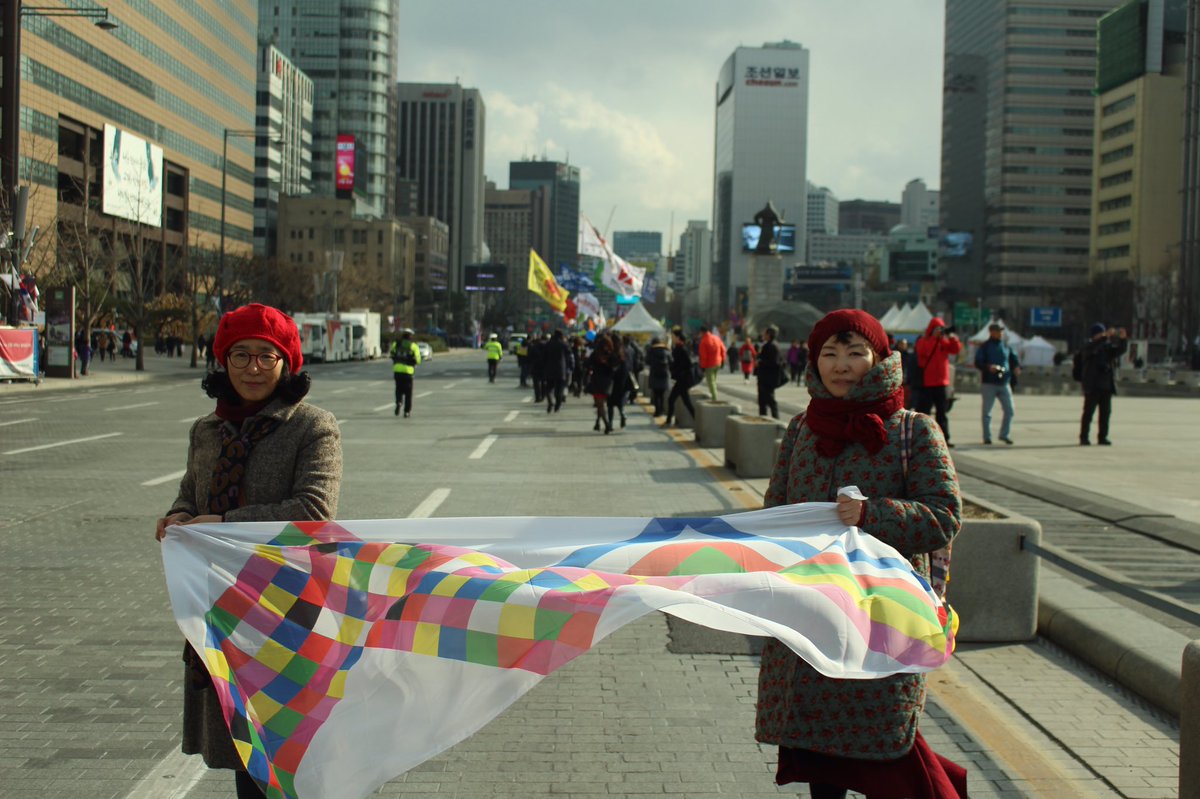 KsomeU's tweet image. 韓国ソウルにて。わずか5km圏内の中で異なる3団体がデモ活動を行なっていた。デモで盛んな韓国の様子が伺える。