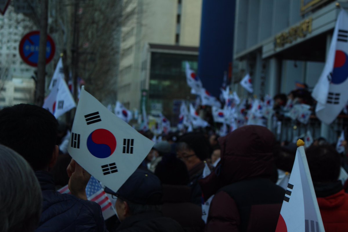 KsomeU's tweet image. 韓国ソウルにて。わずか5km圏内の中で異なる3団体がデモ活動を行なっていた。デモで盛んな韓国の様子が伺える。
