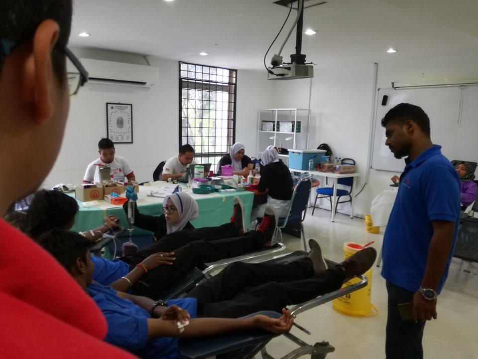 SmartCollegeSC's tweet photo. OSH Week - Blood Donation #Donateblood #Savelife #smartcollege. TQ @PDNKKM #Throwback https://t.co/vy6WP8xKBb