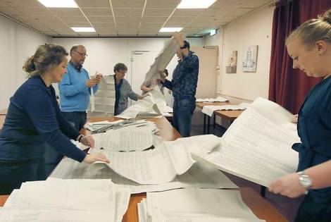 Stemmen tellen is een hele klus in Kolfweid Callantsoog door die grote stembiljetten dlvr.it/NdnwvX