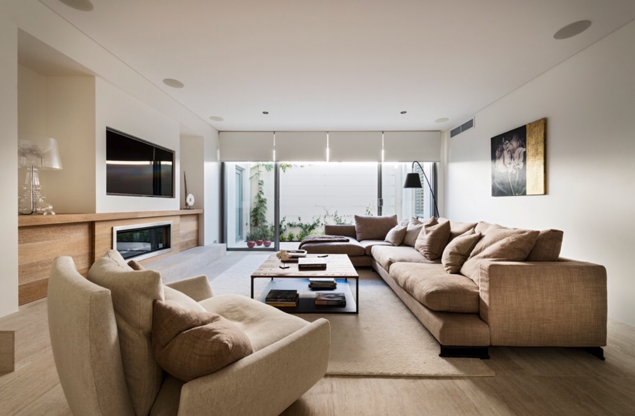 ديكور اليوم On Twitter تطل غرفة المعيشة على الحديقة الصغيرة مع خلال باب زجاجي كبير تصميم داخلي Https T Co L8hxo7irrc Twitter