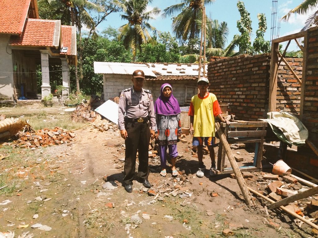 Polres_Bwi's tweet photo. #Bhabinkamtibmas Kaliploso #Cluring memberikan bantuan kpd warga binaannya 1 Buah semen sebagai sarana kontak dgn masyarakat. https://t.co/hbVfpix90F
