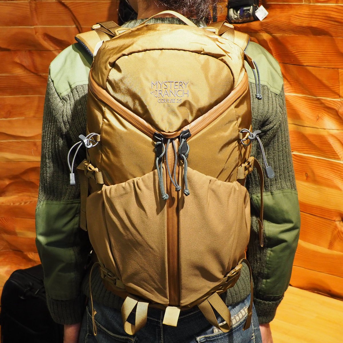 エイアンドエフ Mysteryranchの新作 クーリー25 は 使い勝手の良さで定評の3ジップデザインに ストレッチ素材のパネルポケットが付けられたバックパックです T Co Hzy0qanzbj Mysteryranch ミステリーランチ T Co Px946vhk5y