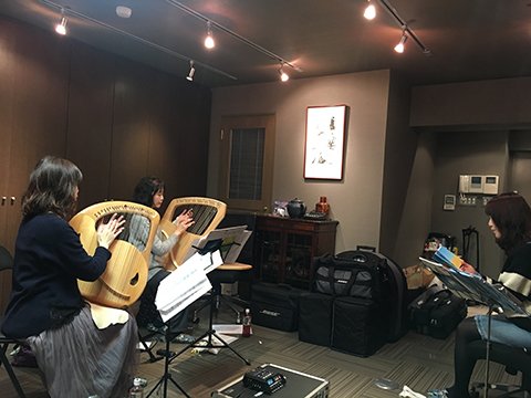 kuroishihitomi's tweet photo. ライアー２台と朗読のリハーサル風景です❗葉祥明美術館の堀内重見館長ブ���グに、詳細をご掲載いただいてます😊 https://t.co/1Jk0Wi0jLG　18日（土）当日は、PAは使用せず、生音の波動でお楽しみいただける予定です💓 #美しの里　#リラ・コスモス  #花村怜美 https://t.co/ZrwcopNCPB