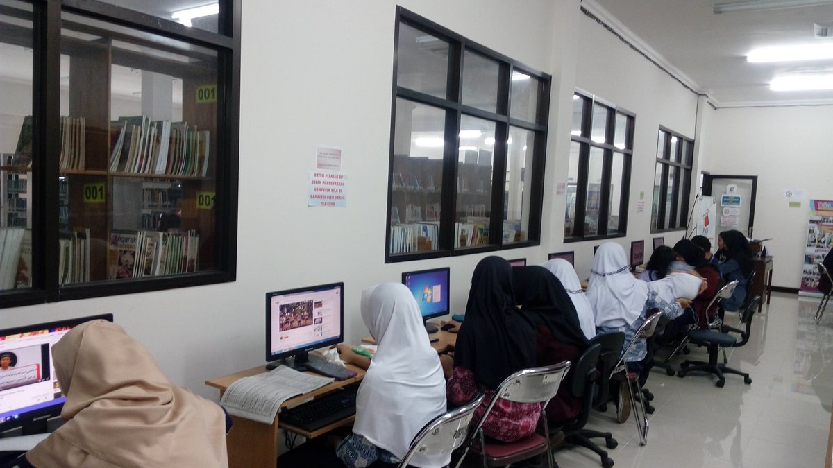 perpuskotsi's tweet photo. Siang ini di perpustakaan Kota Sukabumi. Manfaatkan fasilitas yg disediakan pemerintah utk memenuhi kebutuhan kita https://t.co/4KDFuwW4rV
