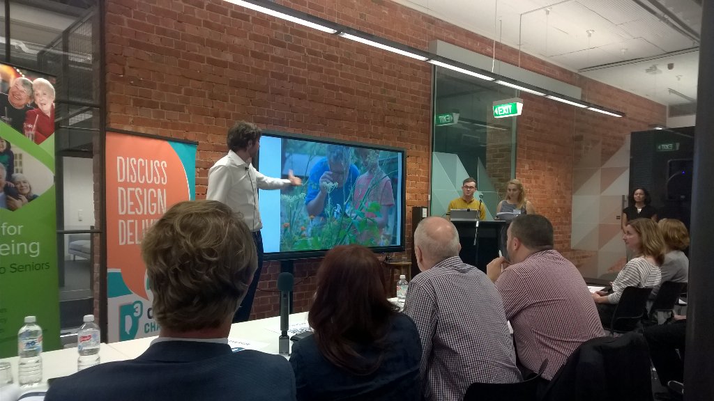 CatalystFndn's tweet image. Team @PhoneLabsNet smartphone + microscope + grandparents + grandchildren = FUN #D3Challenge @ICTandDigitalSA