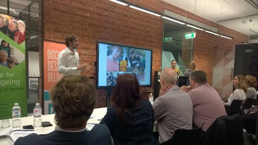 CatalystFndn's tweet image. Team @PhoneLabsNet smartphone + microscope + grandparents + grandchildren = FUN #D3Challenge @ICTandDigitalSA