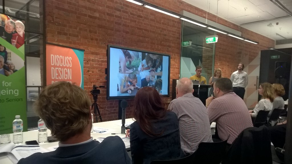 CatalystFndn's tweet image. Team @PhoneLabsNet smartphone + microscope + grandparents + grandchildren = FUN #D3Challenge @ICTandDigitalSA