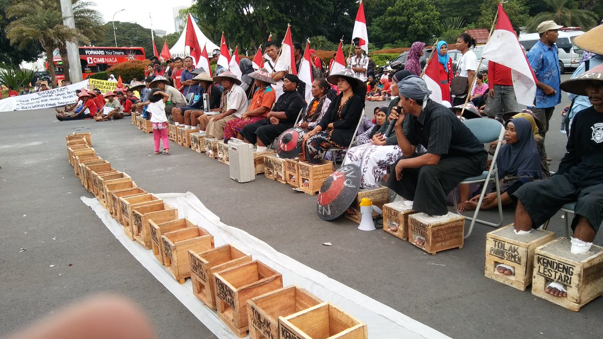 Bpk Gun Retno dr <a href="/JmppkRembang/">#IbuPatmi</a> memberikan orasi pntingnya persatuan gerakan dlm melawan perampasan lahan oleh korporasi #dipasungsemenjilid2