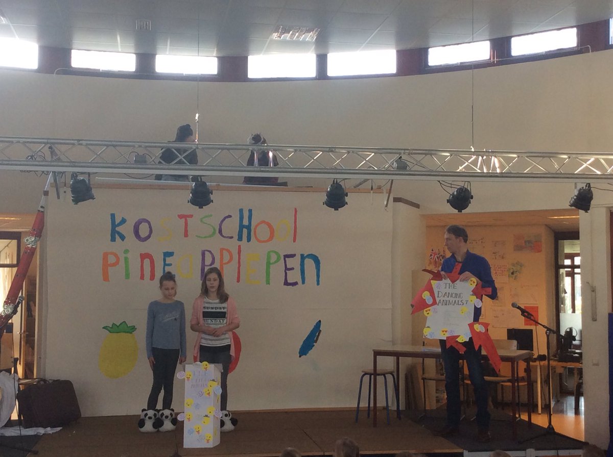 OBSDeFontein's tweet photo. Gisteren de 18+ers, nu zijn de kinderen aan de beurt. Groep 8 presenteert hun ideale schooldag, volgende week stemmen! #groep8aandemacht https://t.co/aCDx22wQhM