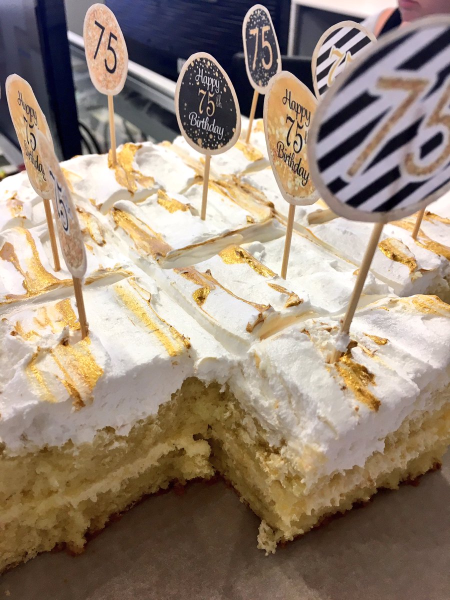 Koek vir ontbyt? Hoe kan ons nee sê!😉🎂🌹 <a href="/corlibotha2/">Corli's Kitchen</a> #rooirose75