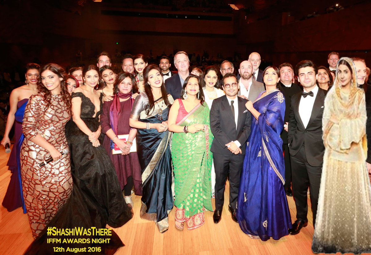 MBFWorld's tweet photo. Look how amazingly #Shashi is posing for this glamorous shot at #IFFM2016 Awards night <3 #ShashiWasThere #8DaysToPhillauri @AnushkaSharma https://t.co/oj9jj9q4B3
