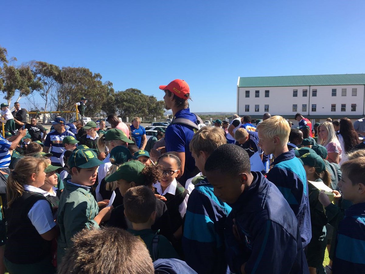THESTORMERS's tweet photo. Eben Etzebeth is mobbed by the Faithful after the #DHLStormers training session in Langebaan today. #iamastormer #WeStandTogether https://t.co/4VDyV1EVRc