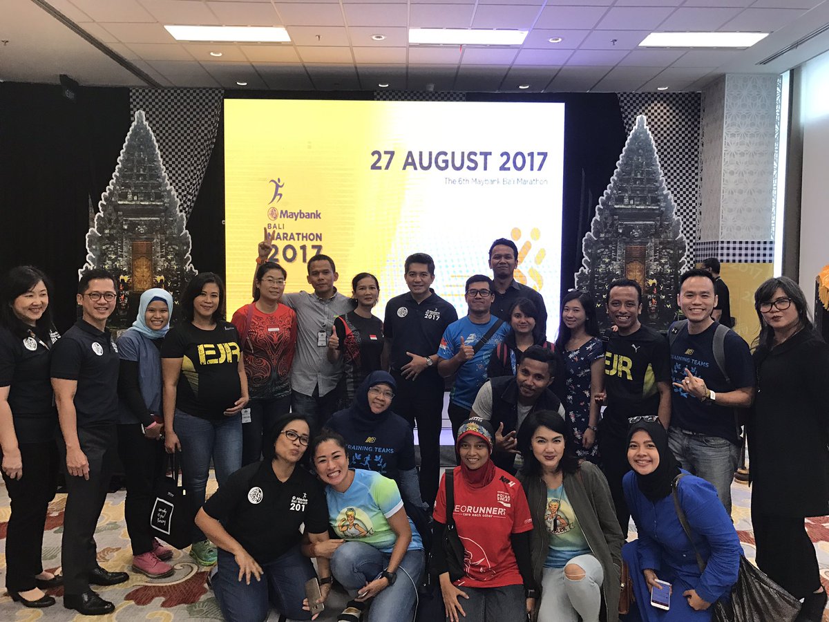 EJR &amp; other running community, photo session w/ PresDir Maybank, Bpk. Taswin Zakaria &amp; Team Maybank @BaliMarathon 2017. Thank you! #MBM2017