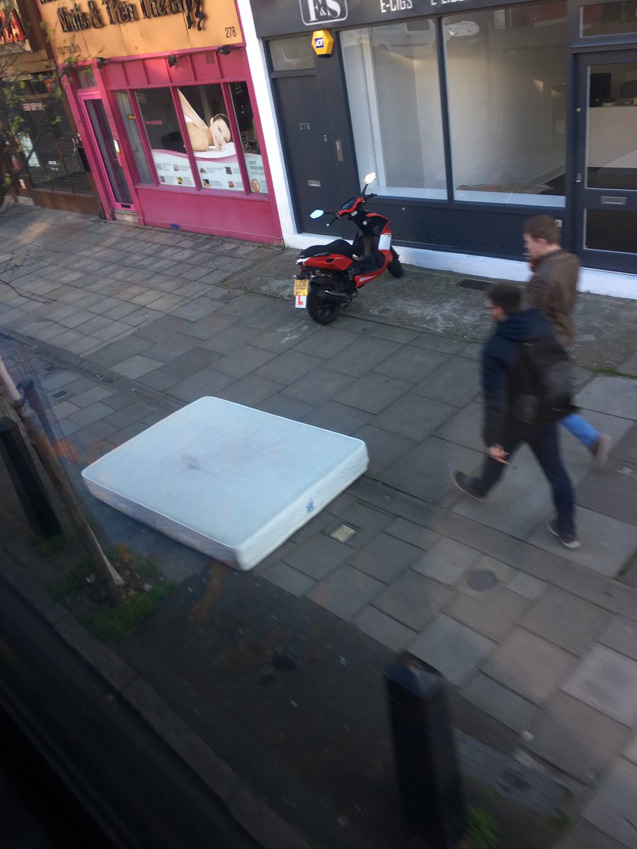 london_ranger's tweet photo. @Mattresswatch double parked on pavement on Cally Road #doublethursday #ifyoubelieve #mattresswatch https://t.co/gm5FlIpRTS