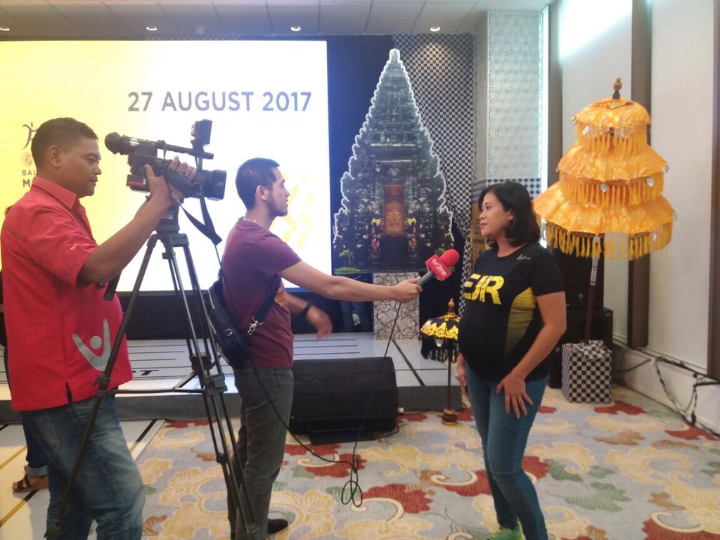 Eh bumil <a href="/fraulein_ira/">Mama Hoka</a> kena wawancara TV One sebelum pulang.. yeay! @BaliMarathon #MBM2017