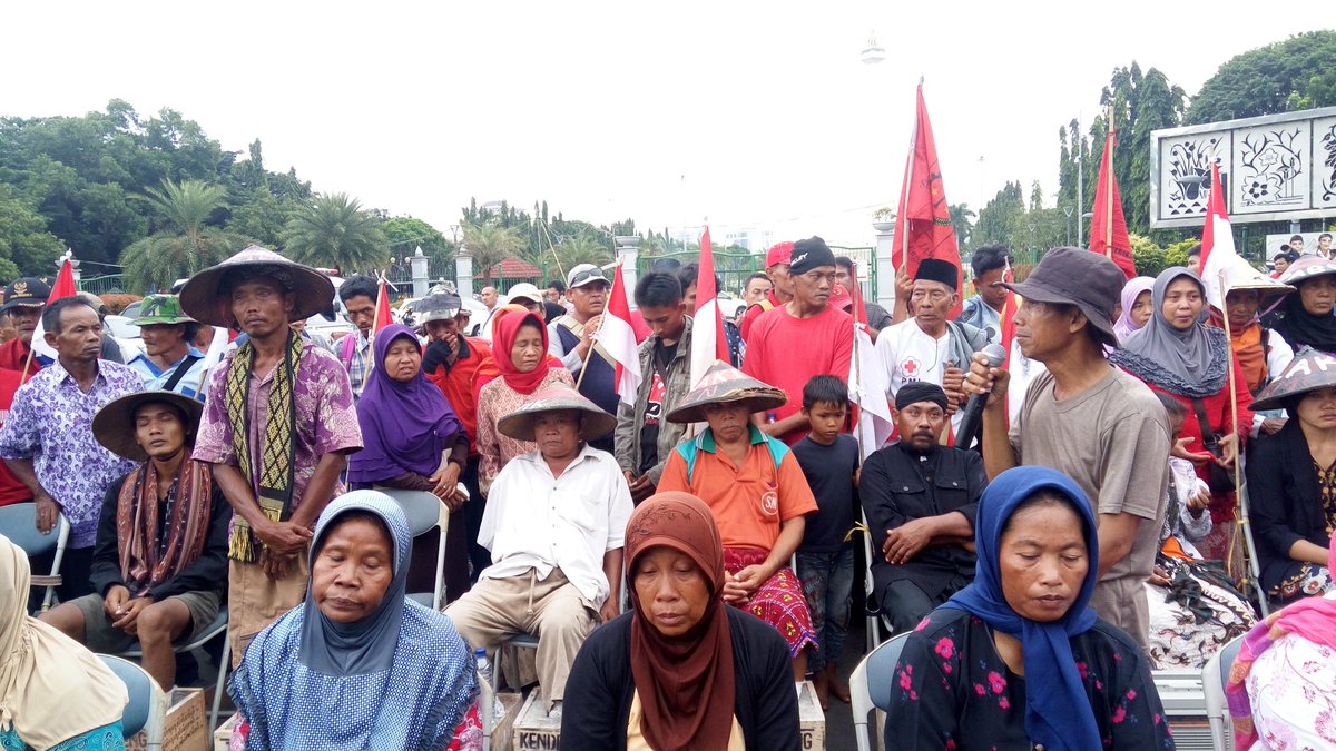 Kehadiran petani Kendeng &amp; Karawang di dpn istana hari ini menunjukan bhw pemerintahan Jokowi tdk benar2 brpihak pada petani #DipasungSemen2