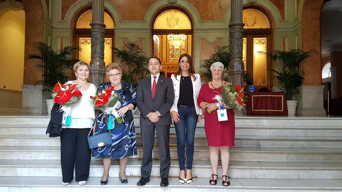 SCenCarnaval's tweet photo. El @AlcaldeBermudez recibe a las tres reinas y a las damas de honor del #CarnavalSC17 https://t.co/6sT8D3VI5d @glalele @santacruz_ayto https://t.co/GnJESz4QFX